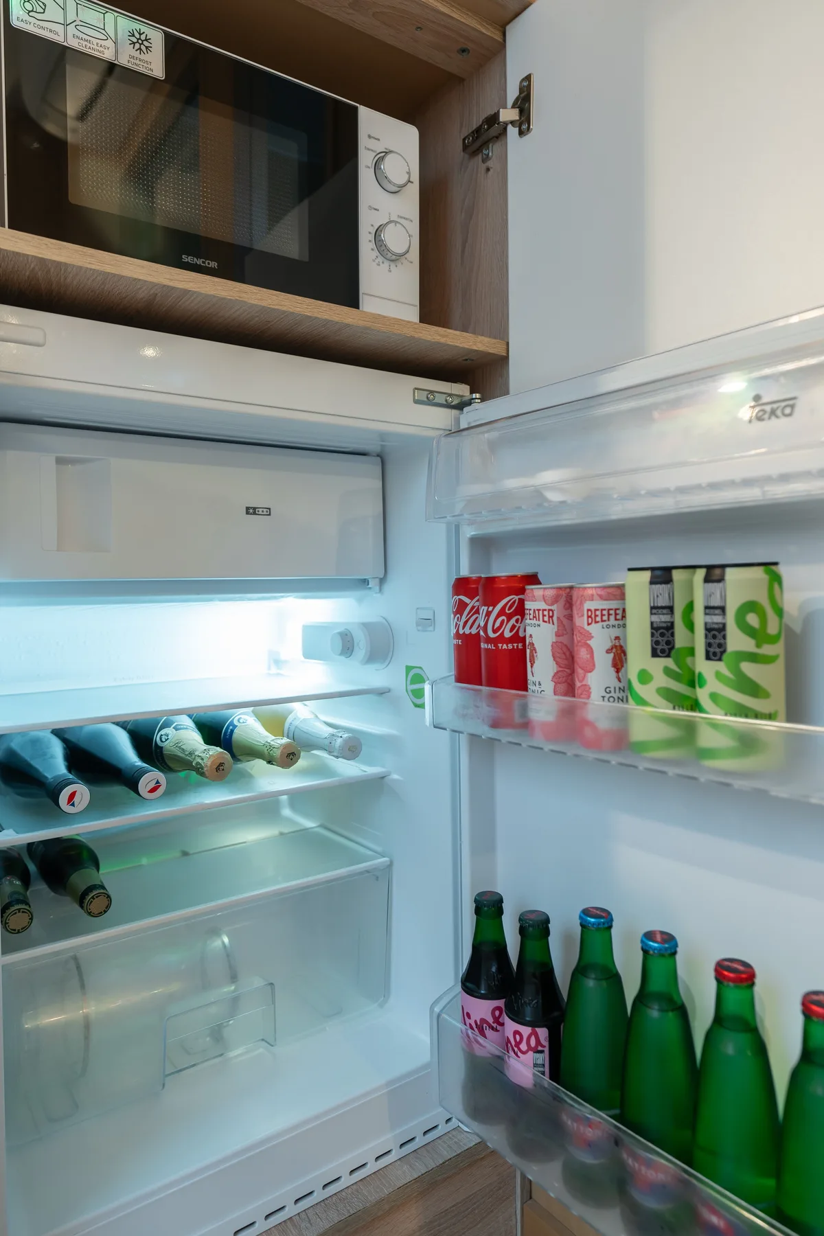 Kühlschrank mit Getränken im Apartment