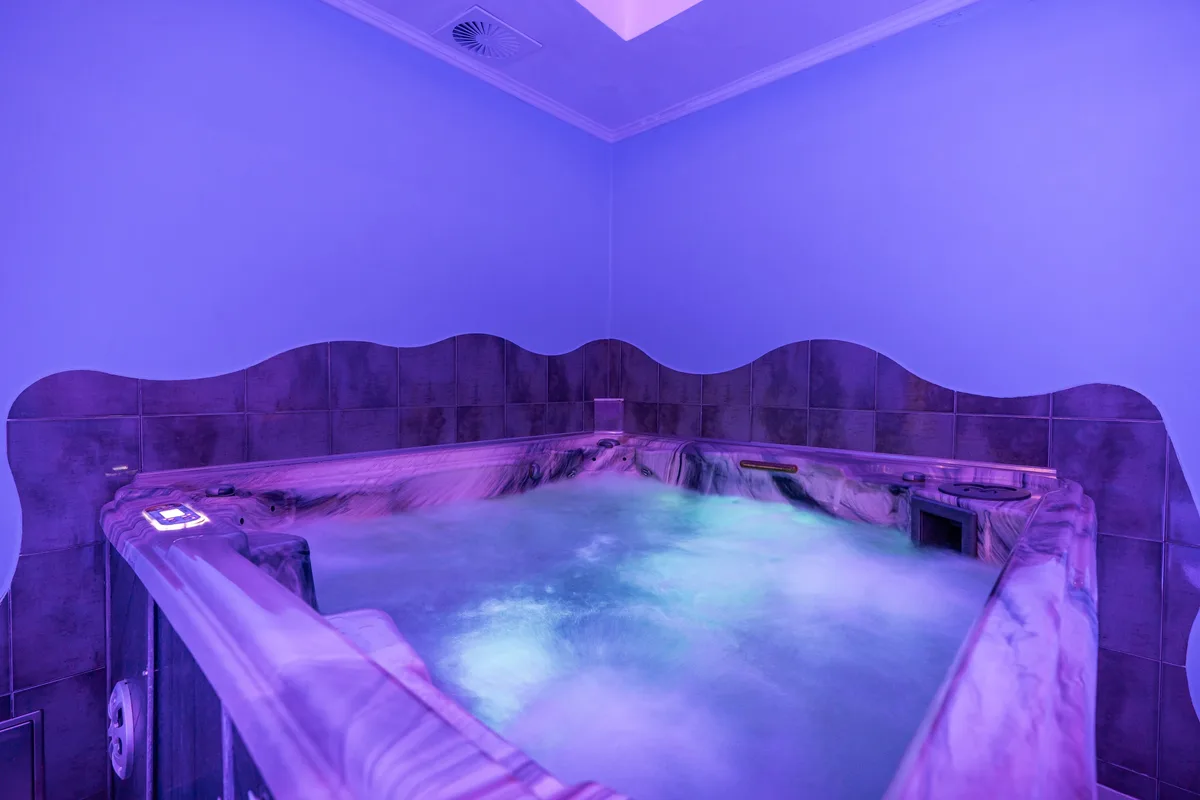 Whirlpool mit violetter Beleuchtung